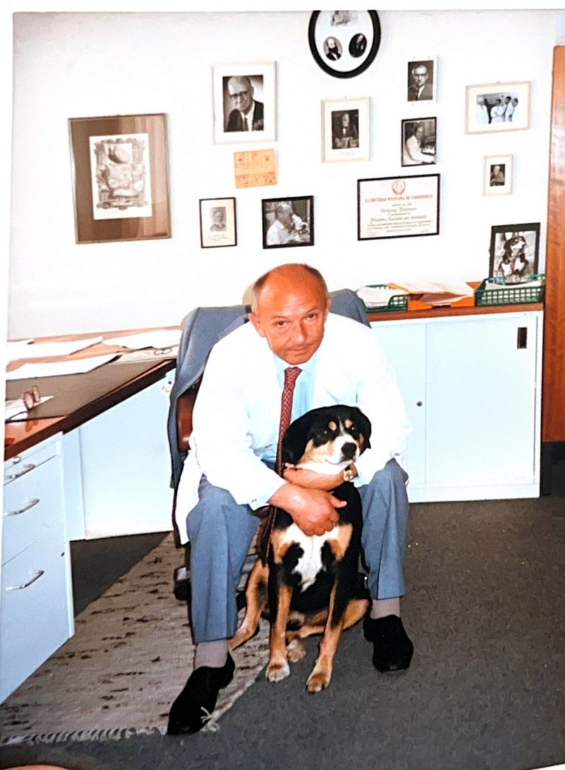 Mann im Büro mit einem großen Hund